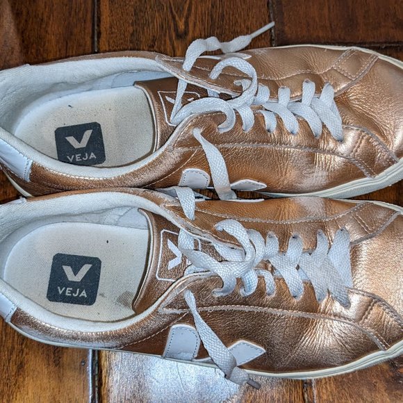 VEJA Rise Gold Sneaker - Picture 3 of 8